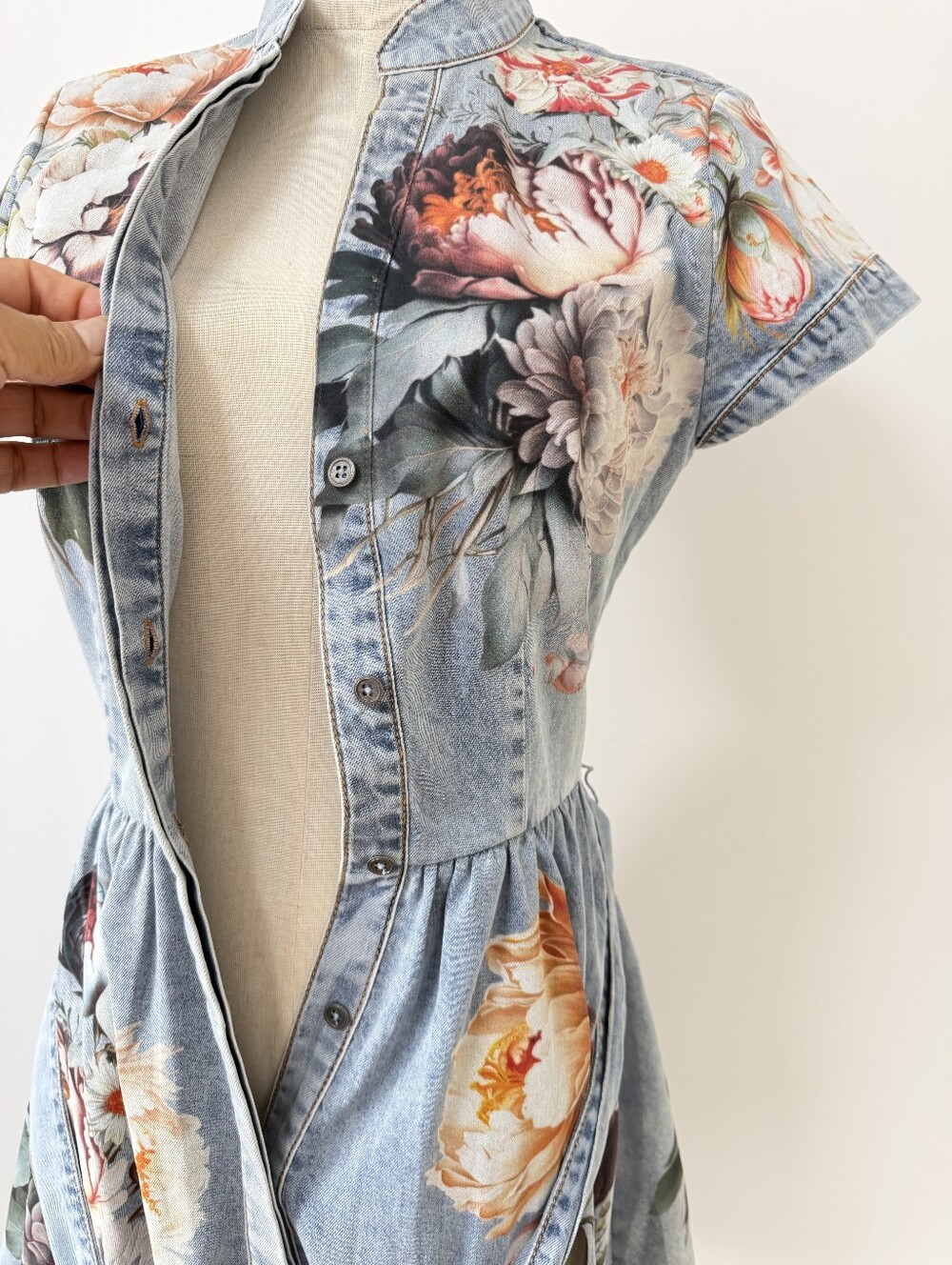 Alice + Olivia LUCY MINI DENIM SHIRT DRESS - Picture 14 of 16